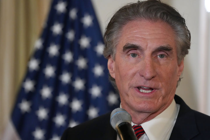 [도쿄=AP/뉴시스] 중동 전쟁에 따른 에너지 공급 차질 우려가 커진 가운데, 더그 버검 미국 내무장관이 14일 "미국은 아시아·태평양 지역에 안정적인 에너지 공급을 제공할 수 있다"고 밝혔다. 사진은 버검 장관이 전날 도쿄 주재 미국 대사관저에서 열린 인도태평양 에너지 안보 장관급 회의 및 비즈니스 포럼 리셉션에서 연설하는 모습. 2026.03.14 