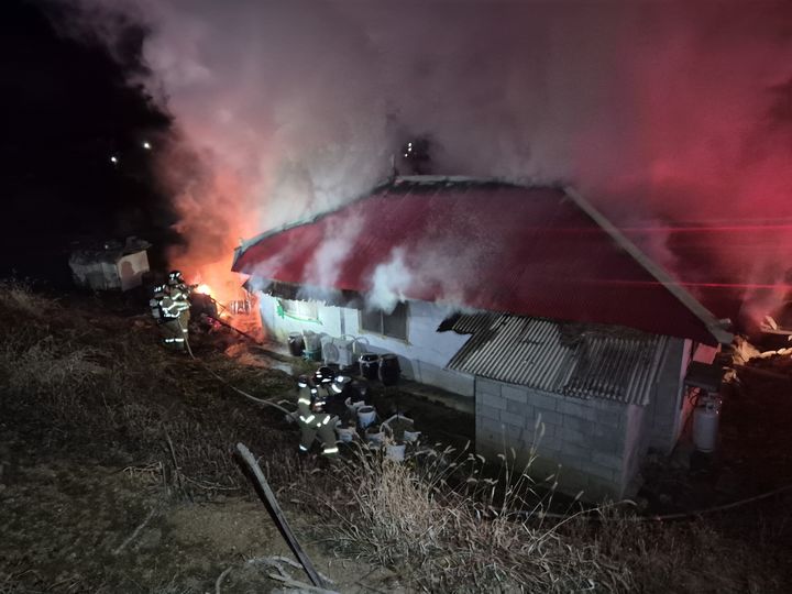 [보령-뉴시스] 13일 오전 2시55분께 충남 보령시 웅천읍 독산리의 한 단독주택에서 불이 나 소방당국이 진화에 나서고 있다. (사진=보령소방서 제공) 2026.03.13. photo@newsis.com *재판매 및 DB 금지