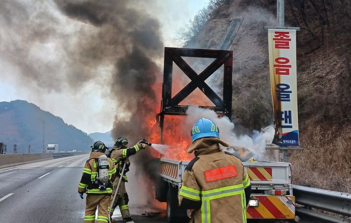 [문경=뉴시스] 문경시 중부내륙고속도로 작업차량에서 발생한 화재를 진화하고 있다. (사진=경북소방본부 제공) 2026.03.13. photo@newsis.com *재판매 및 DB 금지