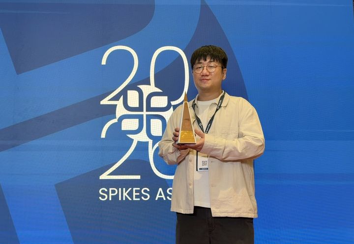 [서울=뉴시스] 12일 싱가포르에서 열린 ‘2026 스파이크스 아시아’ 시상식에서 G마켓 브랜드마케팅팀 서준석 피플리더가 기념사진을 촬영하고 있다 (사진=G마켓 제공) 2026.03.13. photo@newsis.com *재판매 및 DB 금지