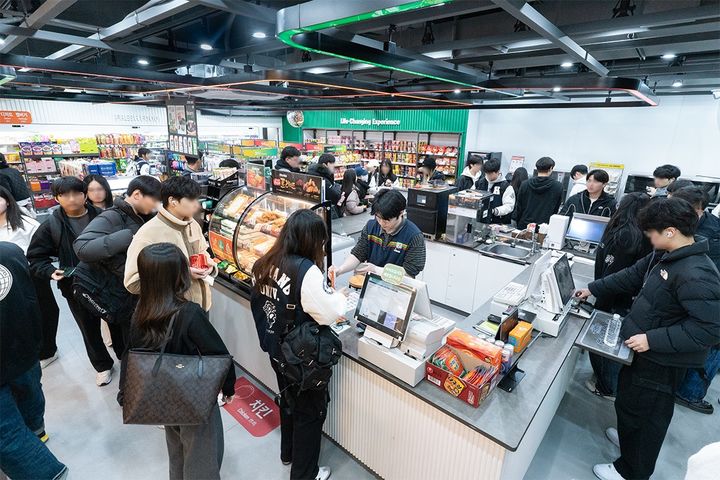 [서울=뉴시스] 편의점 세븐일레븐은 한양대학교 서울캠퍼스 학생복지관(한양플라자)에 '뉴웨이브 한양대프라자점'을 오픈하며, MZ세대 중심지인 대학 상권에 뉴웨이브 모델을 성공적으로 안착시켰다고 13일 밝혔다.(사진=세븐일레븐 제공) *재판매 및 DB 금지 *재판매 및 DB 금지