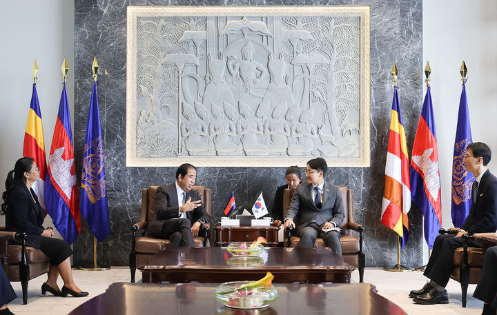 임광현(오른쪽) 국세청장이 12일 캄보디아 프놈펜에서 꽁 위볼(Kong Vibol) 캄보디아 국세청장과 제5차 한-캄보디아 국세청장 회의를 진행하고 있다.(사진 : 국세청 제공) 2026.3.13. *재판매 및 DB 금지