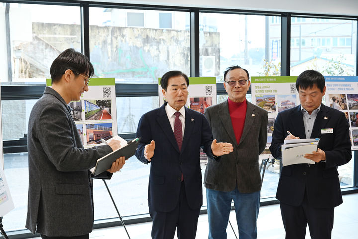 [창녕=뉴시스] 성낙인 경남 창녕군수와 관계자들이 교하 복합거점 준공 전 현장 점검을 하고 있다. (사진=창녕군 제공) 2026.03.13. photo@newsis.com *재판매 및 DB 금지