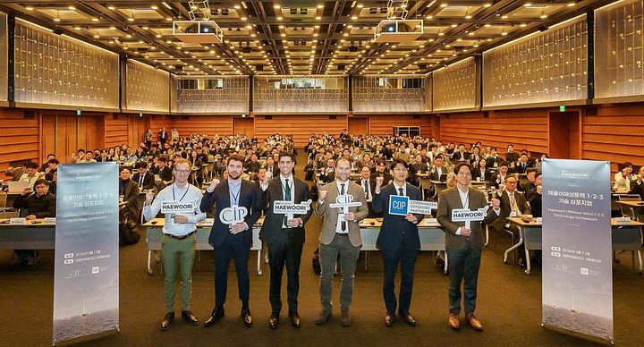 [울산=뉴시스] 12일 서울 대한상공회의소 국제회의장에서 열린 해울이해상풍력 1·2·3 기술 심포지엄에서 코펜하겐 오프쇼어 파트너스(COP) 주요 임직원들이 기념촬영을 하고 있다. (사진=코펜하겐 인프라스트럭쳐 파트너스 커뮤니케이션 & PR제공) 2026.03.13. photo@newsis.com *재판매 및 DB 금지