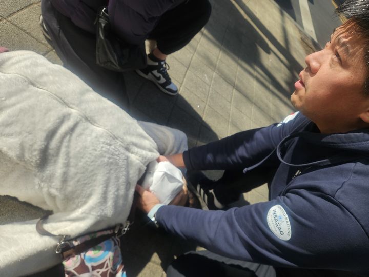 [뉴시스] 지난달 18일 인천의 한 길거리에서 응급처치 중인 이형은 소방위의 모습. (사진=서울시 소방재난본부 제공) *재판매 및 DB 금지