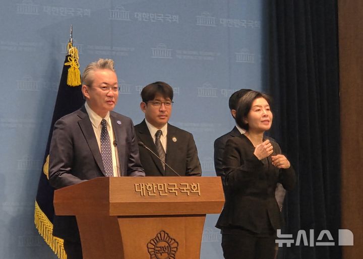 [서울=뉴시스] 류난영 기자= 오주한 대한정형외과학회 이사장이 13일 국회 정론관에서 열린 기자간담회에서 발언하고 있다.