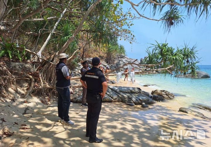 [서울=뉴시스] 태국 경찰들이 태국 무앙군 라와이의 한 해변을 순찰하고 있다. (사진 출처: 페이스북 푸껫정보센터 캡처)
