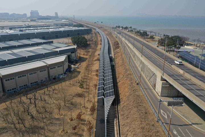 [수원=뉴시스] 시흥시 오이도 인근 약 0.8km 구간에 조성된 '경기 햇빛 자전거길 1호'. (사진=경기환경에너지진흥원 제공) 2026.03.13. photo@newsis.com *재판매 및 DB 금지