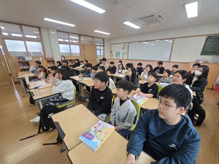 [울산=뉴시스] 울산 함월초 1학년과 6학년 학생들이 12일 교실에서 '협동 골든벨' 활동을 하고있다. (사진=울산시교육청 제공) 2026.03.13. photo@newsis.com *재판매 및 DB 금지