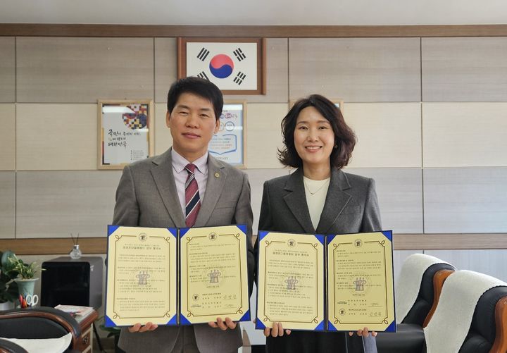 [서울=뉴시스] 한독의약박물관과 충청북도음성교육지원청은 지난 11일 충청북도 음성교육지원청 교육장실에서 ‘음성온마을배움터 운영 및 상호개방 교육협력 네트워크 구축’을 위한 업무협약을 체결했다. 왼쪽부터 충청북도음성교육지원청 교육장 안병권, 한독의약박물관 사무국장 겸 한독 상무 허은희 (사진=한독 제공) 2026.3.13. photo@newsis.com *재판매 및 DB 금지