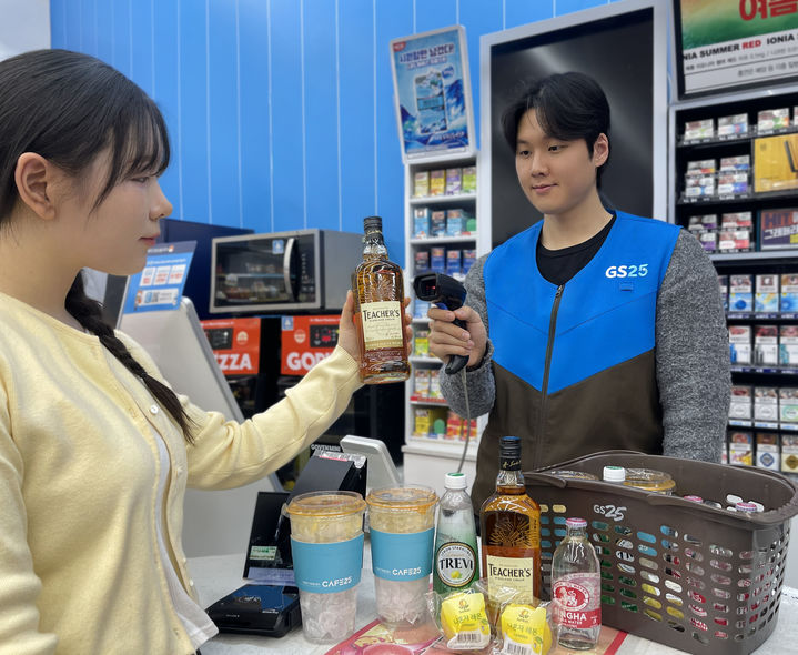 GS25는 스카치 위스키 '티처스'가 하이볼용 가성비 위스키로 화제를 모으며 10만병 완판을 목전에 두고 있다고 13일 밝혔다. *재판매 및 DB 금지