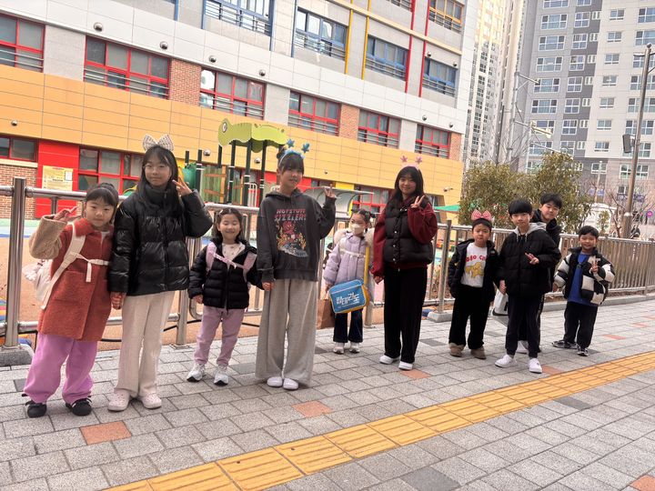 [울산=뉴시스] 울산 복산초 5~6학년 학생들과 1학년 학생들이 5일 '1학년 안심 등교 대작전' 활동을 하고 기념사진을 찍고있다. (사진=울산시교육청 제공) 2026.03.13. photo@newsis.com *재판매 및 DB 금지