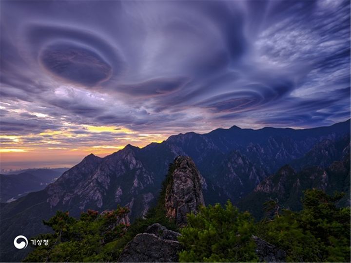[서울=뉴시스] 기상청이 주최한 제43회 기상기후 사진·콘텐츠 공모전 대상 수상작 '구름이 빚은 소용돌이'(작가 석기철). (사진 = 기상청 제공) 2026.03.13. photo@newsis.com *재판매 및 DB 금지
