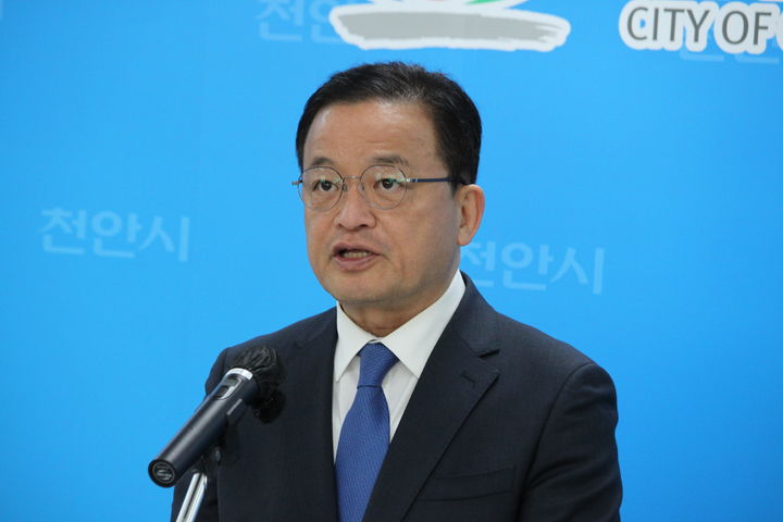 [천안=뉴시스] 최영민 기자=더불어민주당 한태선 천안시장 예비후보가 13일 천안시청 브리핑실에서 공약발표 기자회견을 하고 있다. 2026.03.13 ymchoi@newsis.com *재판매 및 DB 금지