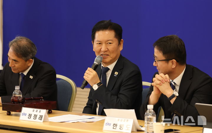 [순창=뉴시스] 김얼 기자 = 정청래(가운데) 더불어민주당 대표가 13일 전북 순창군 발효미생물산업진흥원에서 열린 '더불어민주당 전북 현장최고위원회'에 참석해 모두발언을 하고 있다. 2026.02.13. pmkeul@newsis.com