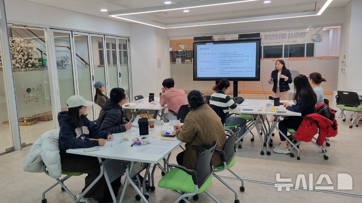 [전주=뉴시스]윤난슬 기자 = 전북 전주시는 이달부터 오는 10월까지 완산구 현무1길에 위치한 청년이음전주에서 '맞춤형 자기개발 프로그램'을 운영한다고 13일 밝혔다. (사진=전주시 제공) photo@newsis.com 