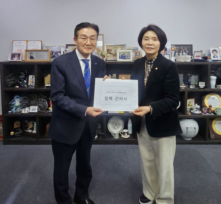 [양산=뉴시스] 김일권 예비후보가 한정애 민주당 정책위의장에게 정책 건의서를 전달하고 있다. (사진=김일권 선거사무실 제공) 2026.03.13. photo@newsis.com *재판매 및 DB 금지