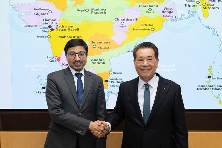 [서울=뉴시스] 장인화 포스코그룹 회장이 최근 고랑랄 다스 주한인도대사와 면담을 갖고 철강 등 분야에서 인도와의 경제 협력에 관한 논의를 가진 것으로 파악됐다. 왼쪽부터 고랑랄 주한인도대사, 장 회장. (사진=주한인도대사관 SNS) photo@newsis.com *재판매 및 DB 금지