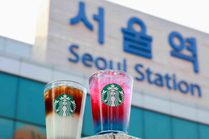 [서울=뉴시스] 스타벅스의 서울 특화 음료 '서울 석양 오미자 피지오', '서울 막걸리향 콜드 브루'. (사진=스타벅스 코리아 제공) *재판매 및 DB 금지