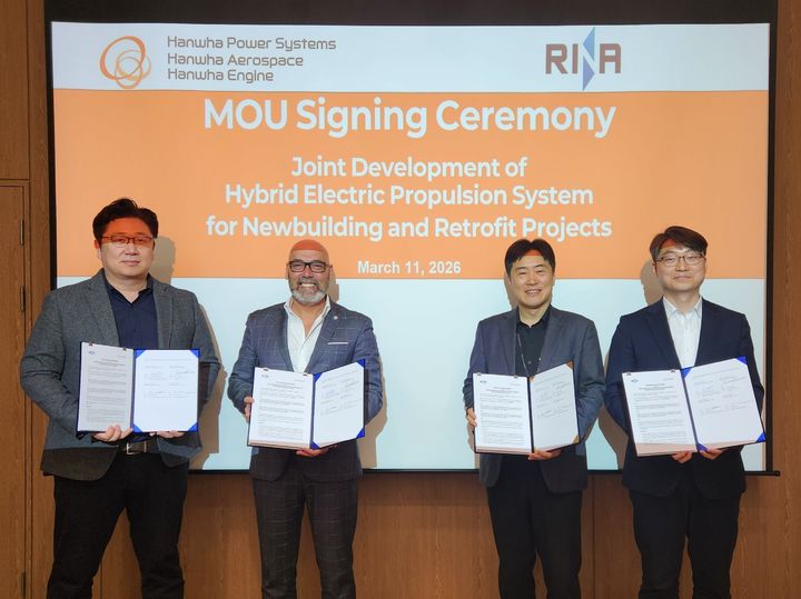 [서울=뉴시스] 한화파워시스템, 한화에어로스페이스, 한화엔진이 지난 11일 이탈리아 선급 기관 RINA Asia BV Korea Branch와 배터리 하이브리드 추진 시스템 공동 개발을 위한 업무협약(MOU)을 체결했다. 사진은 협약식에서 기념촬영을 하는 관계자들 모습. 왼쪽부터 윤진성 한화에어로스페이스 MDS사업단장, 시모네 만카(Simone Manca) RINA 북아시아 해양부문 부사장, 김형석 한화파워시스템 선박솔루션사업부장, 김은철 한화엔진 설계 담당. (사진=한화그룹 제공) 2026.03.13 photo@newsis.com *재판매 및 DB 금지