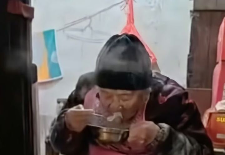 [뉴시스] 중국의 한 100세 할머니의 독특한 생활 습관이 공개되며 화제를 모으고 있다. (사진=도우인) *재판매 및 DB금지 *재판매 및 DB 금지