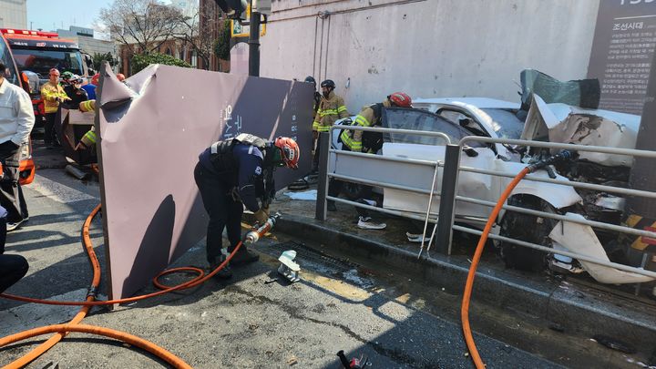 [서울=뉴시스] 지난 12일 낮 12시36분께 명일역 인근에서 택시가 급가속해 중앙선을 넘어 인도를 덮쳤다. 사진은 사고 당시 모습.(사진=강동소방서 제공) 2026.03.13. photo@newsis.com *재판매 및 DB 금지 *재판매 및 DB 금지