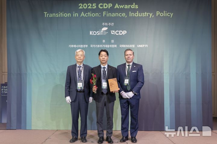 [서울=뉴시스] HL D&I한라 CSO 여종구 상무(가운데)가 장지인 CDP 한국위원회 위원장(왼쪽), 호세 오르도네스 CDP Global APAC 총괄대표(오른쪽)와 함께 기념사진을 촬영하고 있다.