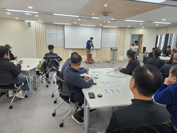 [부산=뉴시스] 지난해 진행한 교육 중 '선박 로프 실습' 모습. (사진=노사발전재단 부산중장년내일센터 제공) 2026.03.13. photo@newsis.com *재판매 및 DB 금지