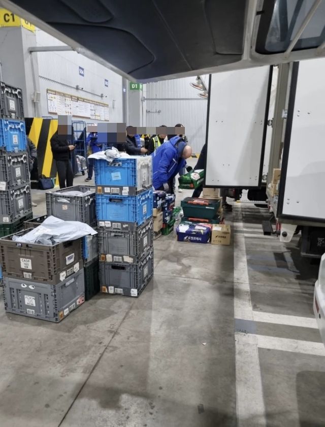 [서울=뉴시스] 새벽배송 현장 점검하는 해롤드 로저스 쿠팡 대표(사진=커뮤니티 갈무리) *재판매 및 DB 금지 *재판매 및 DB 금지