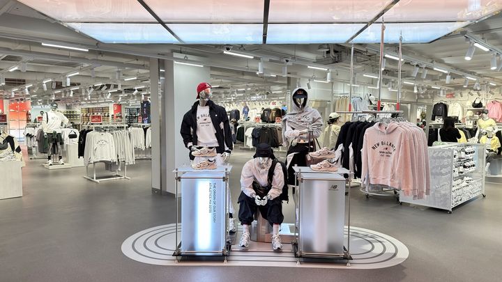 [서울=뉴시스] 신세계사이먼 파주 프리미엄 아울렛이 본격적인 야외활동 시즌을 맞아 인기 브랜드 확장 등 스포츠·아웃도어 장르 경쟁력 강화에 나선다고 13일 밝혔다.(사진=신세계사이먼 제공) *재판매 및 DB 금지 *재판매 및 DB 금지