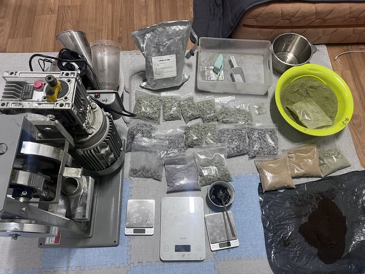 [서울=뉴시스] 서울 강동경찰서는 가루 형태의 마약을 알약으로 제조·유통한 30대 외국인 남성?을 마약류 관리에 관한 법률 위반 혐의로 구속 송치했다고 13일 밝혔다. 사진은 경찰이 압수한 마약 제조 장비 등 모습.(사진=강동경찰서 제공) 2026.03.13. photo@newsis.com *재판매 및 DB 금지 *재판매 및 DB 금지