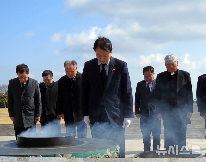 [제주=뉴시스] 김수환 기자 = 13일 오전 권오을 국가보훈부 장관이 제주시 봉개동 제주4·3평화공원을 찾아 위령제단에 참배하고 있다. notedsh@newsis.com