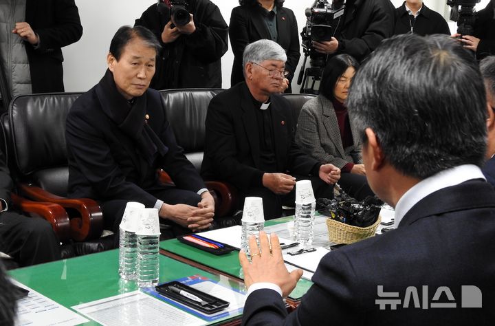 [제주=뉴시스] 김수환 기자 = 13일 오전 권오을 국가보훈부 장관이 제주4·3희생자유족회장 집무실에서 유족회 관계자들과 면담하고 있다. notedsh@newsis.com