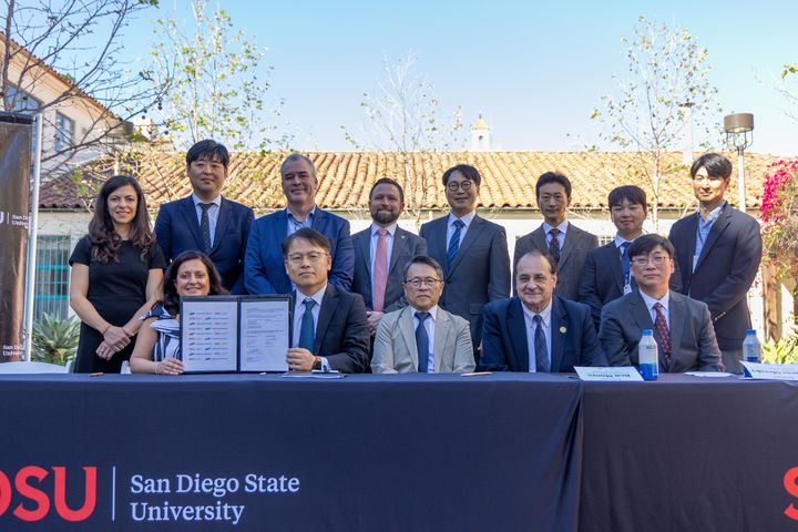 [거제=뉴시스] 신정철 기자= 삼성중공업은 미국 샌디에이고주립대학교(SDSU)와 공동으로 연구센터 'SSAM 센터(SHI-SDSU Advanced Maritime Center)'를 개소 했다고 13일 밝혔다. 사진은 (첫째줄 왼쪽부터)하라 마다낫 SDSU 연구 혁신 부총장, 이왕근 삼성중공업 최고운영책임자, 패트릭 권 SDSU 기계공학과 교수, 유진 올레프스키 공과대학 학과장 등 관계자들이 연구센터 개소 기념 촬영을 하고 있다.(사진=삼성중공업 제공).2026.03.13. photo@newsis.com *재판매 및 DB 금지