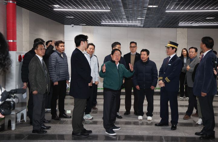 주광덕 남양주시장이 관계 공무원들과 다산역 5번 출구 연결통로를 점검하고 있다. (사진=남양주시 제공) photo@newsis.com *재판매 및 DB 금지