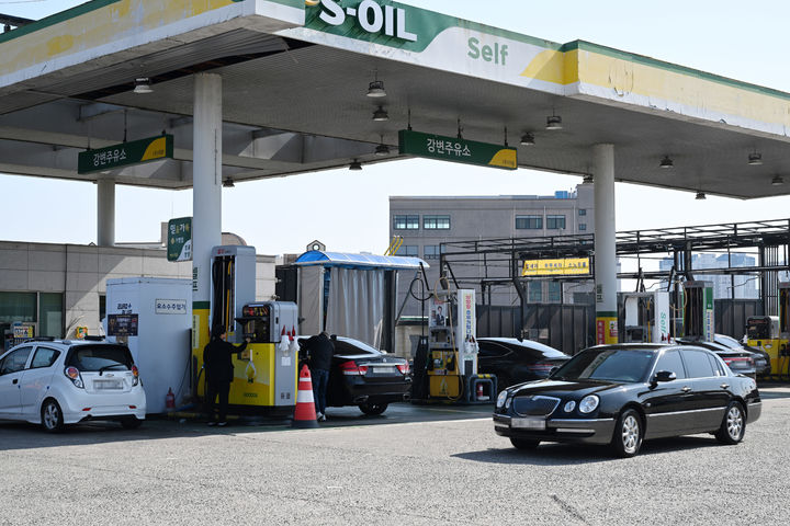 [광주=뉴시스] 정부가 석유제품 가격 안정 방안으로 '석유 최고가격제' 카드를 꺼내든 13일 광주 서구 치평동의 한 주유소에 차량 행렬이 이어지고 있다. 이날 광주지역 주유소의 휘발유 평균 가격은 ℓ당 1854원으로 전날(1870원)보다 16원 내렸고, 경유는 1882원에서 1865원으로 17원 하락했다. 2026.03.13.photo@newsis.com *재판매 및 DB 금지