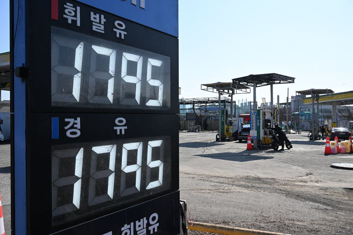 [광주=뉴시스] 정부가 석유제품 가격 안정 방안으로 '석유 최고가격제' 카드를 꺼내든 13일 광주 서구 치평동의 한 주유소 전광판에에 휘발유와 경유값이 명시돼 있다. 이날 광주지역 주유소의 휘발유 평균 가격은 ℓ당 1854원으로 전날(1870원)보다 16원 내렸고, 경유는 1882원에서 1865원으로 17원 하락했다. 2026.03.13.photo@newsis.com *재판매 및 DB 금지