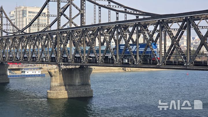 [베이징=뉴시스] 박정규 특파원 = 북·중 간 여객열차 운행이 재개된 가운데 베이징에서 평양으로 가는 열차가 13일 오전 중국 단둥에서 압록강을 건너는 다리인 중조우의교를 지나 북한 신의주로 향하고 있다. 2026.03.13 pjk76@newsis.com