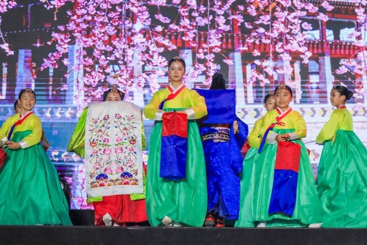 [밀양=뉴시스] 밀양아리랑예술단이 베트남 하노이 일원에서 제4회 한-베 우정의 거리 축제 초청공연 날 좀 보소를 펼쳐지고 있다. (사진= 밀양시 제공) 2026.03.13. photo@newsis.com *재판매 및 DB 금지