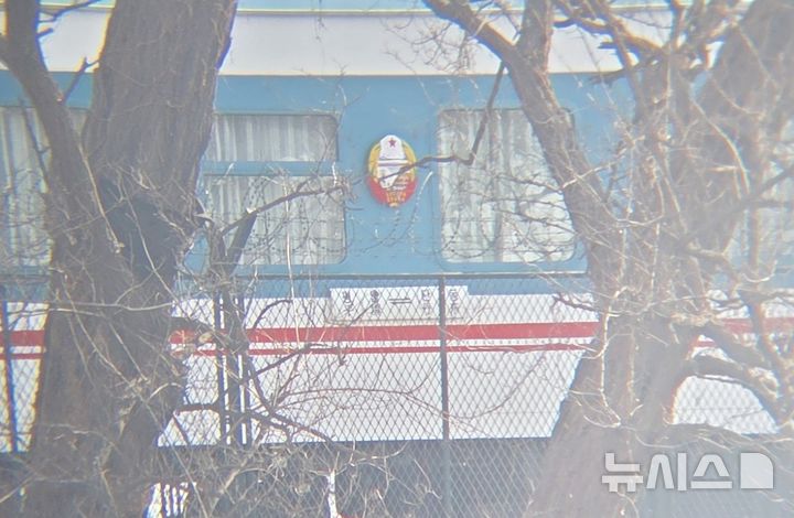 [베이징=뉴시스] 박정규 특파원 = 북·중 간 여객열차 운행이 재개된 가운데 평양으로 가는 북한 측 열차가 13일 오전 중국 랴오닝성 단둥 측 중조우의교 끝에 정차해있다. 열차에는 '평양-단동'이라는 글자가 써있다. 2026.03.13 pjk76@newsis.com