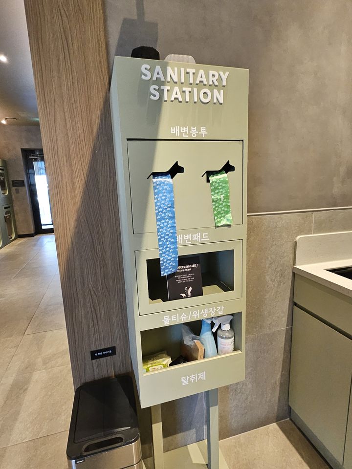 [서울=뉴시스] 송종호 기자=지난 12일 스타벅스 구리갈매 DT점 펫 존에 배변패드, 탈취제 등이 구비돼 있다. 2026.03.13. song@newsis.com *재판매 및 DB 금지