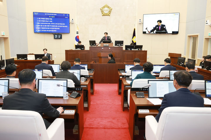 [밀양=뉴시스] 제271회 임시회 제2차 본회의에서 의안을 처리하고 있다. (사진= 밀양시 제공) 2026.03.13. photo@newsis.com *재판매 및 DB 금지