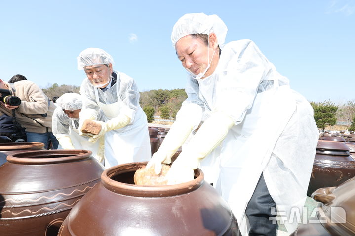 [순창=뉴시스] 김얼 기자 = 정청래 더불어민주당 대표가 13일 전북 순창군 발효미생물산업진흥원에서 장 담그기 민생체험을 하고 있다. 2026.02.13. pmkeul@newsis.com