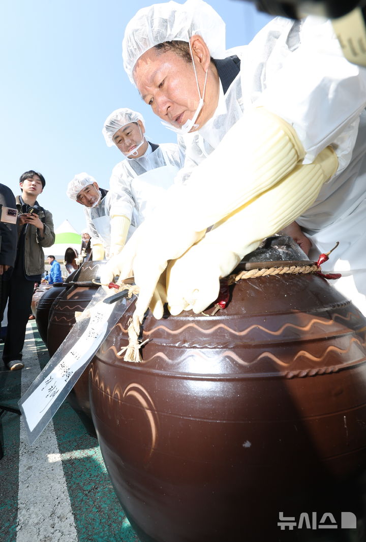 [순창=뉴시스] 김얼 기자 = 정청래 더불어민주당 대표가 13일 전북 순창군 발효미생물산업진흥원에서 장 담그기 민생체험을 하고 있다. 2026.02.13. pmkeul@newsis.com