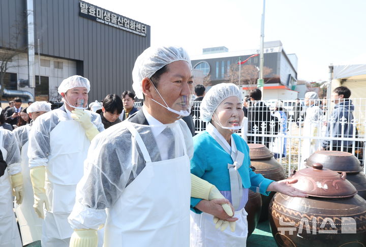 [순창=뉴시스] 김얼 기자 = 정청래 더불어민주당 대표가 13일 전북 순창군 발효미생물산업진흥원에서 장 담그기 민생체험을 하기 위해 장내로 들어서고 있다. 2026.02.13. pmkeul@newsis.com