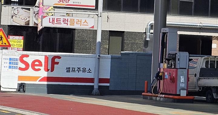 [여주=뉴시스] 변근아 기자= 13일 오후 경기도 여주시의 한 주유소에서 화물차가 주유를 하고 있다. 2026.03.13. gaga99@newsis.com *재판매 및 DB 금지