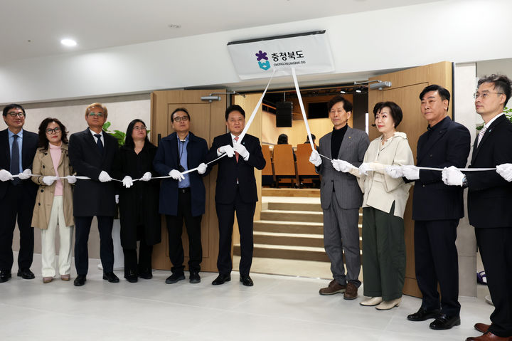 [청주=뉴시스] 13일 충북 청주시 상당구 문화동 충북도청에서 열린 '문화홀' 개관식에서 김영환 충북지사 등 참석자들이 현판 제막을 하고 있다. (사진=충북도 제공) 2026.03.13. photo@newsis.com *재판매 및 DB 금지