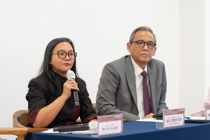 [서울=뉴시스] 인도네시아 작가 라티 쿠말라가 13일 서울 중구 한국프레스센터 한-아세안센터 라운지에서 열린 '시가렛 걸' 출간 간담회에서 발언하고 있다. (사진=한세예스24문화재단 제공) 2026.03.13. photo@newsis.com *재판매 및 DB 금지