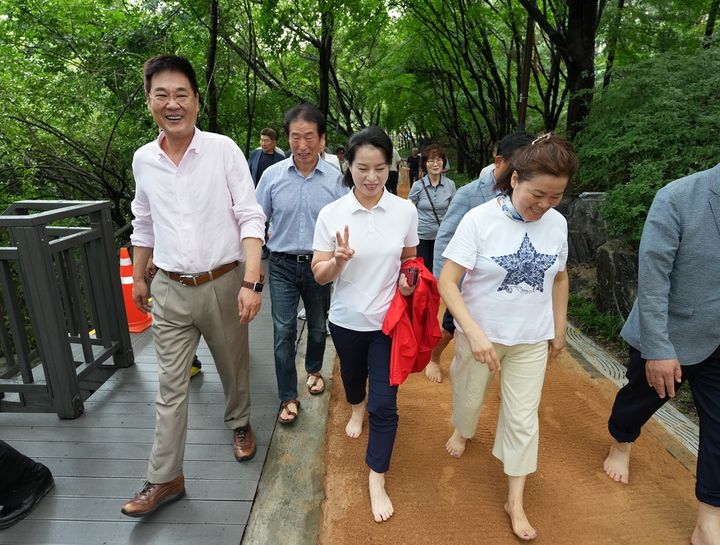 [서울=뉴시스] 숭인공원 맨발산책로 개장식. 2026.03.13. (사진=종로구 제공) *재판매 및 DB 금지