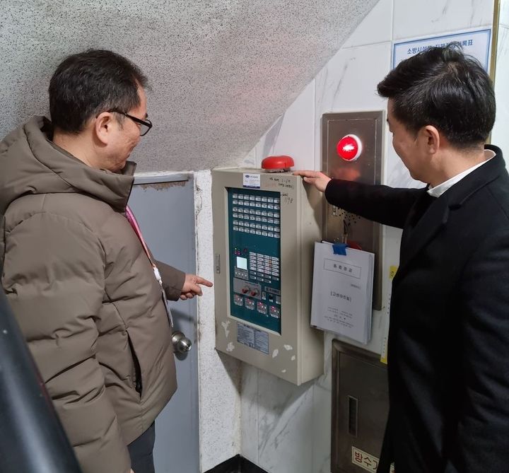 [뉴시스]전세사기 피해주택 현장방문 실태조사 모습. (사진=양천구 제공) *재판매 및 DB 금지